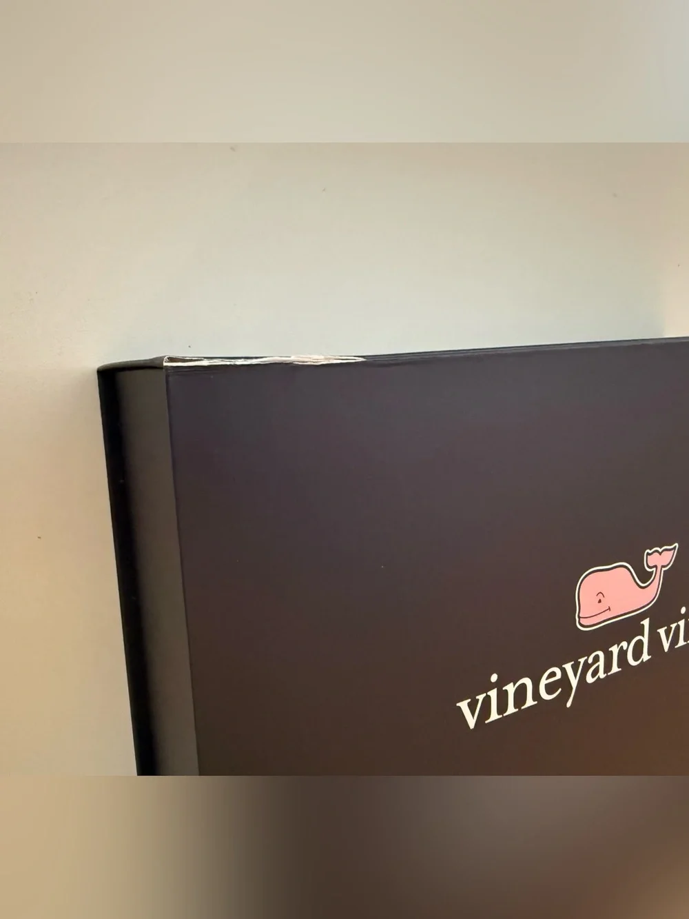 Vineyard Vines gift box + Tissue paper and logo seal
